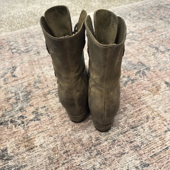 Sorel Green Heeled Boots with Lace-Up Design - Picture 3 of 5